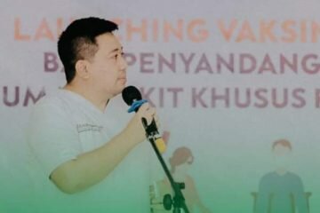 Nakes di Karawang Terima Vaksin Dosis Ketiga